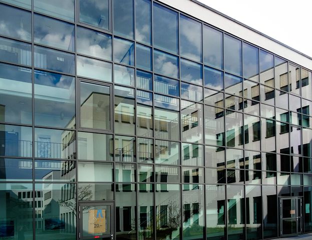 bâtiment à Bruxelles avec grandes vitres